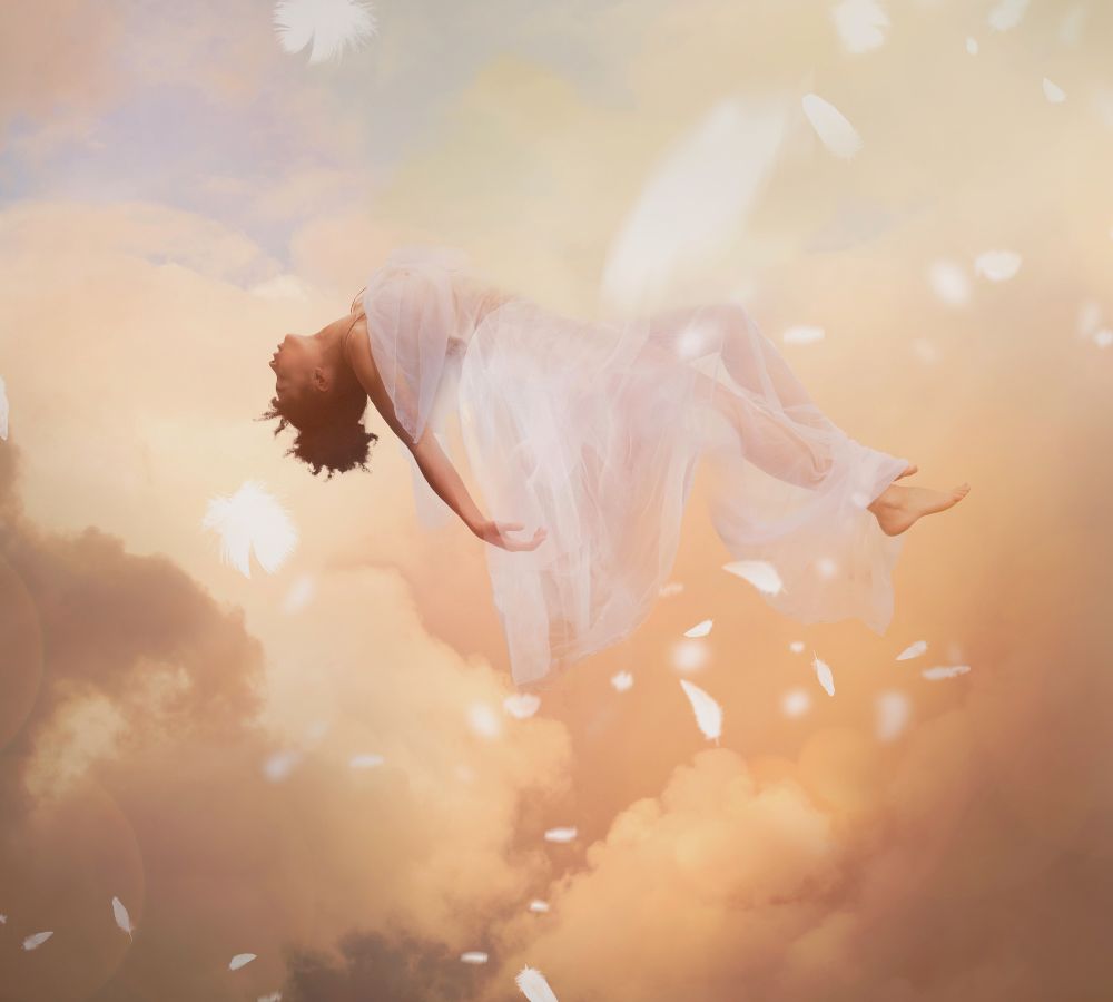 Une photo d'une femme en lévitation dans les nuages, symbolisant un ange pour illustrer le texte ci-contre.